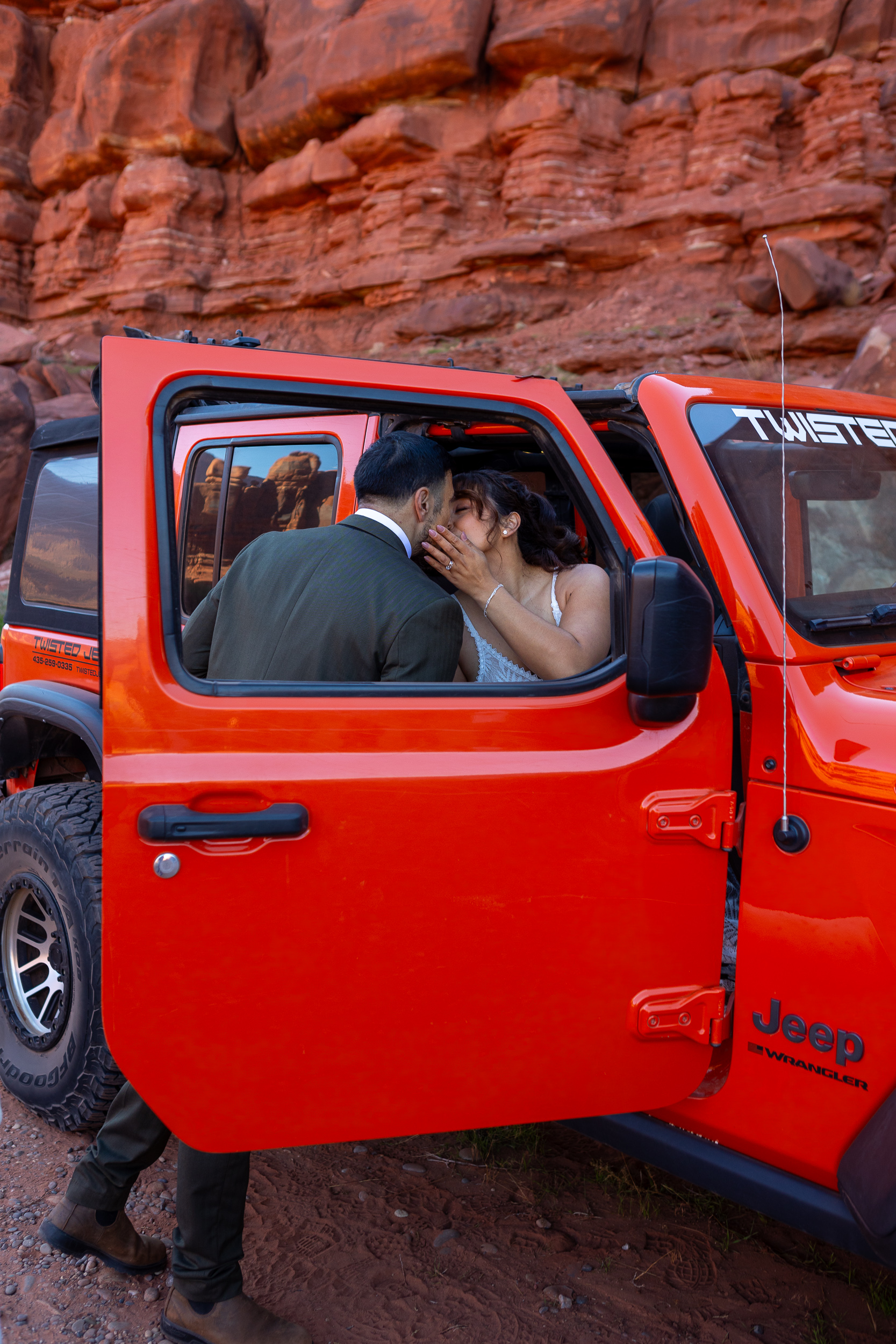 Laura is getting into Jeep with Hugos help. they share a quick kiss
