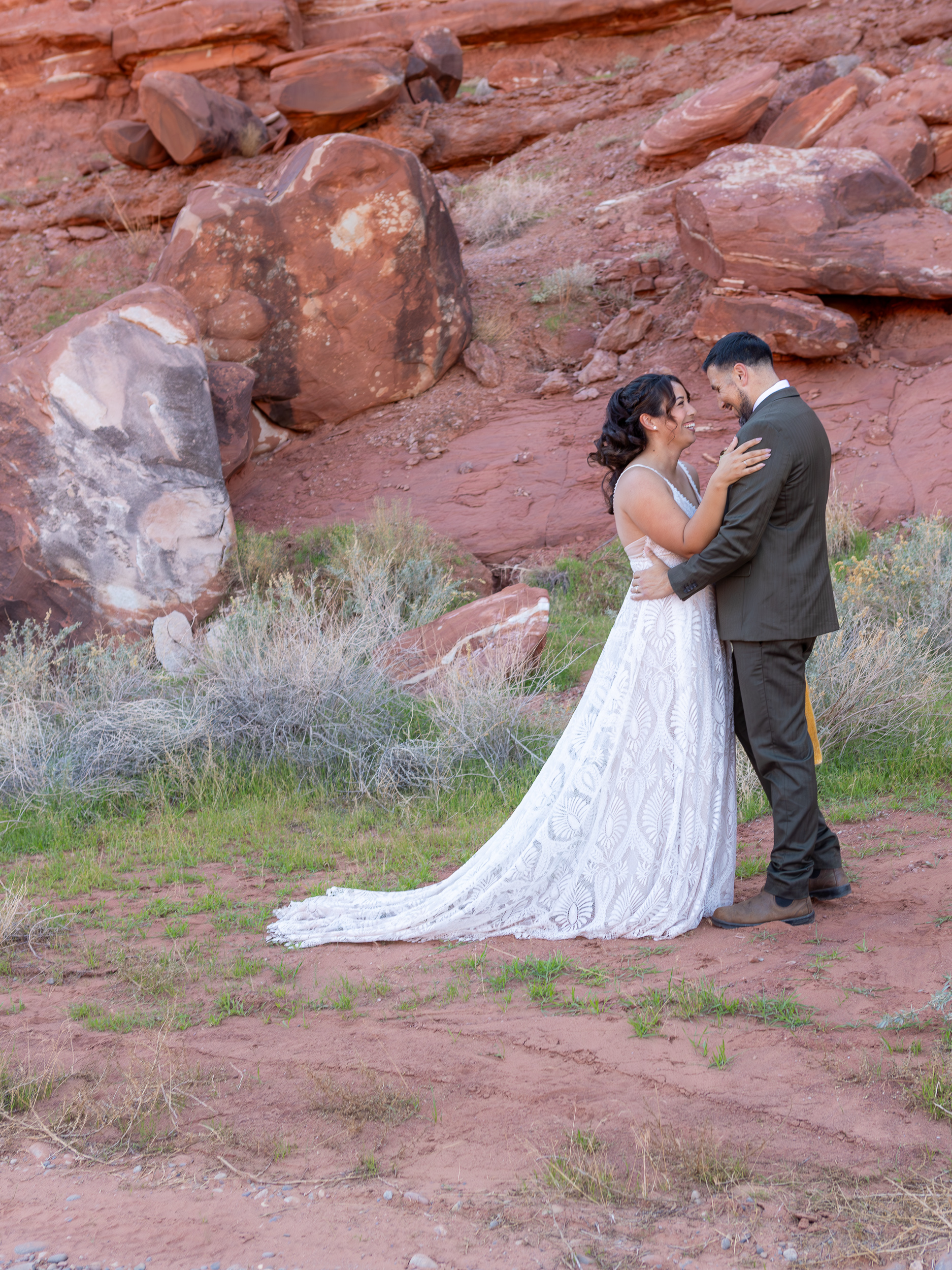 Couple’s first look in the afternoon light in Moab