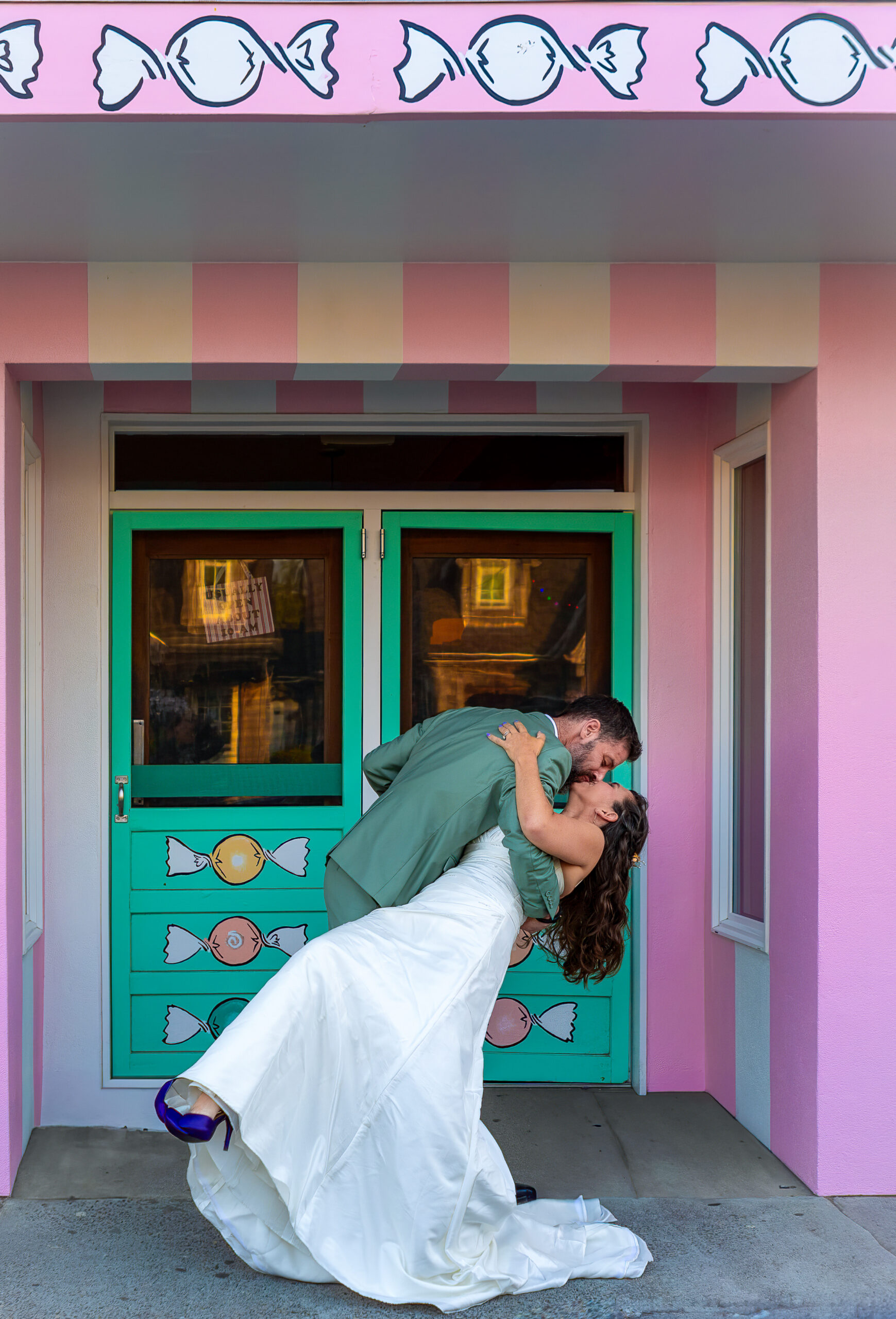 dip kiss in front of the candy shop in Cannon Beach. A fun alternative PNW Summer Activity idea