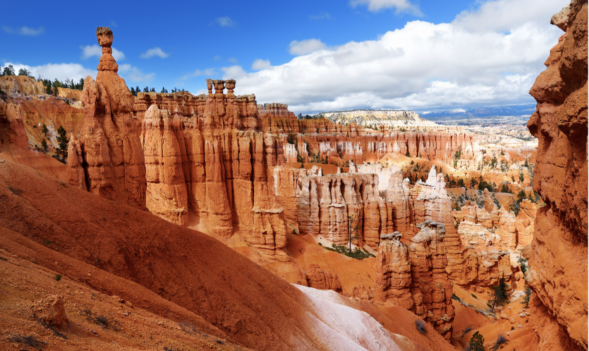 Hoodoos and natural amphitheater at Bryce Canyon